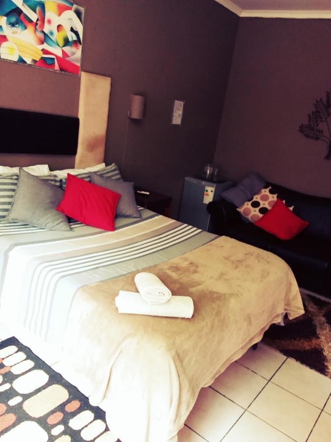Larona Inn Мафикенг Экстерьер фото