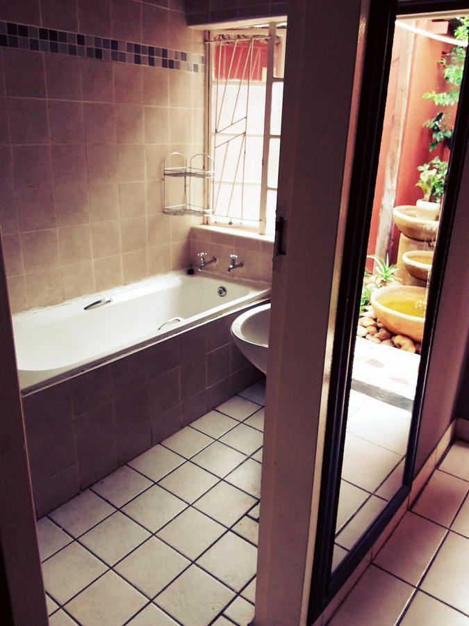 Larona Inn Мафикенг Экстерьер фото